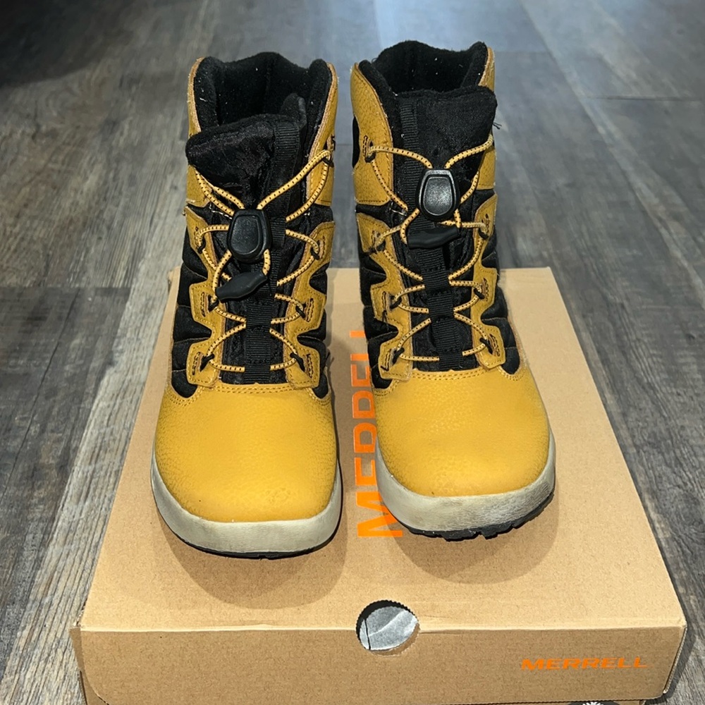 Boys Merrell snow boot.